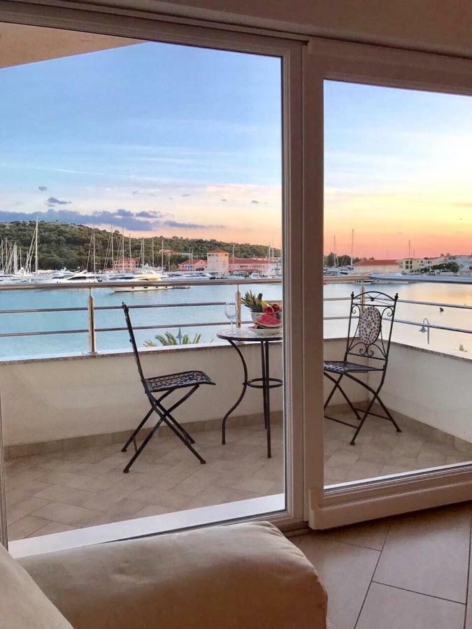 Apartments Villa Marina Рогозница Экстерьер фото